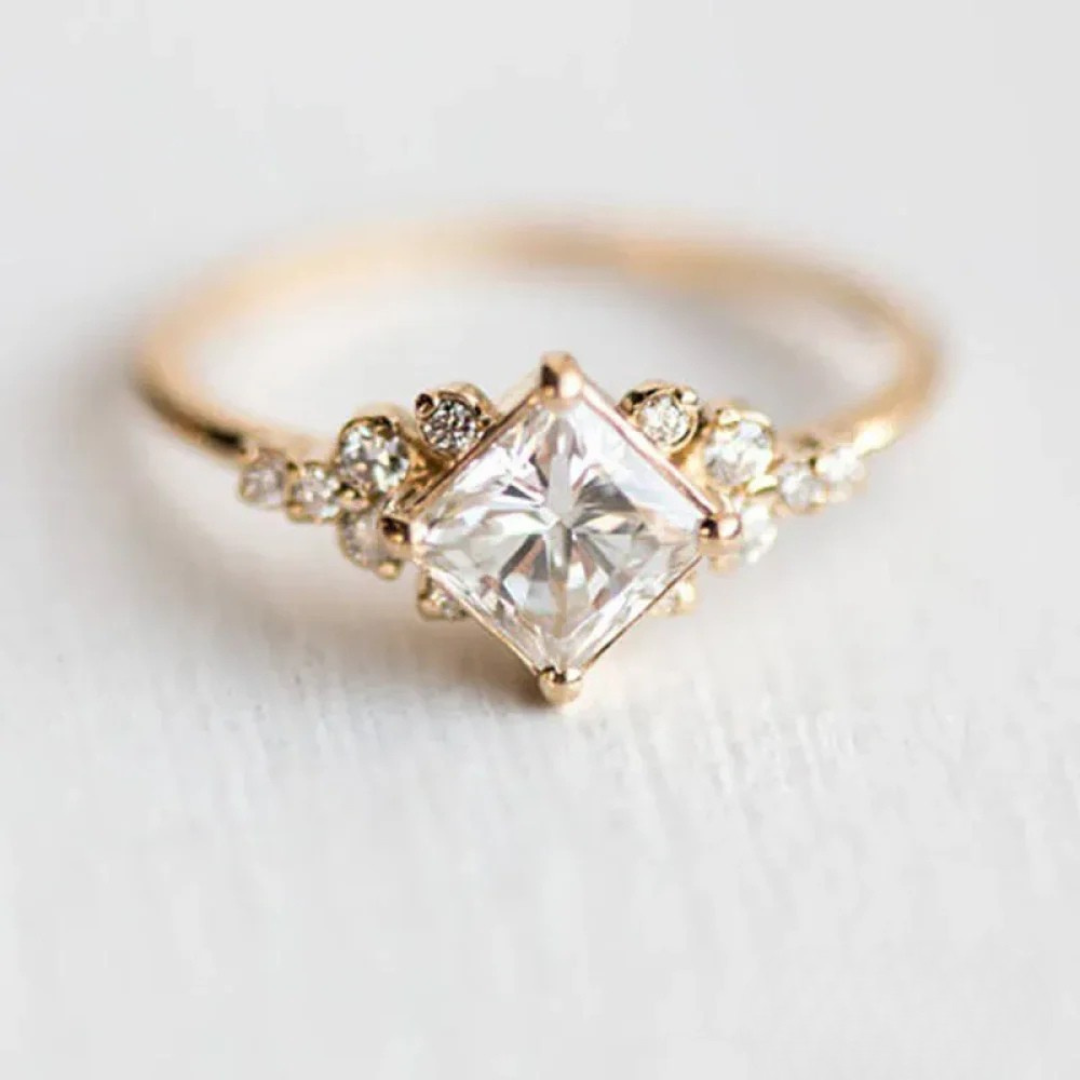 Elegant ring with royal chic