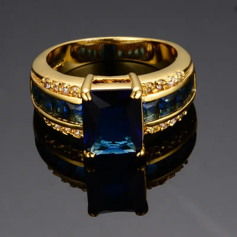 Goldener Ring mit quadratisch geschliffenem Saphir