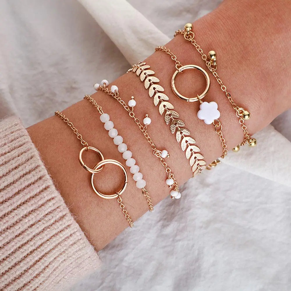 Charmantes Set aus goldenen Bohemien-Armbändern