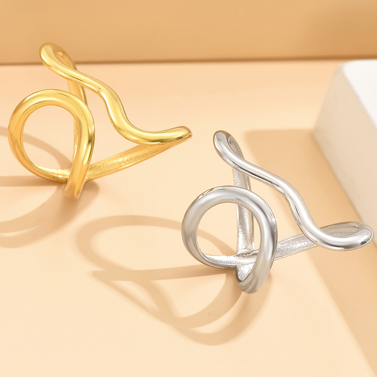 Eleganter asymmetrischer Wellenring
