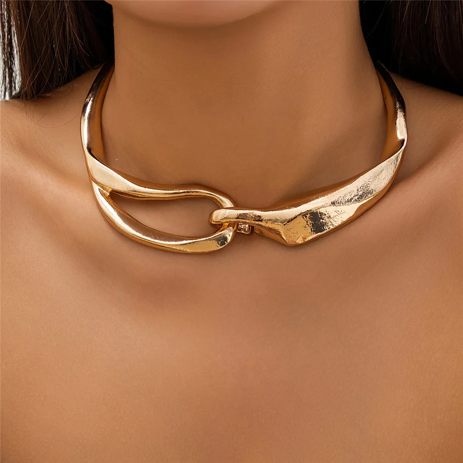 Gedurfde, strukturierte Choker-Halskette mit Goldkette