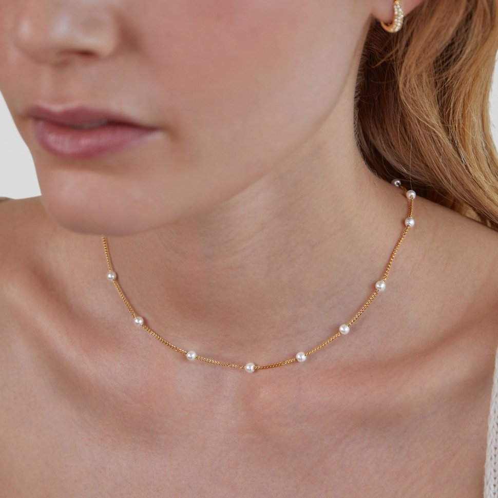 Halskette mit Perlen und Kette