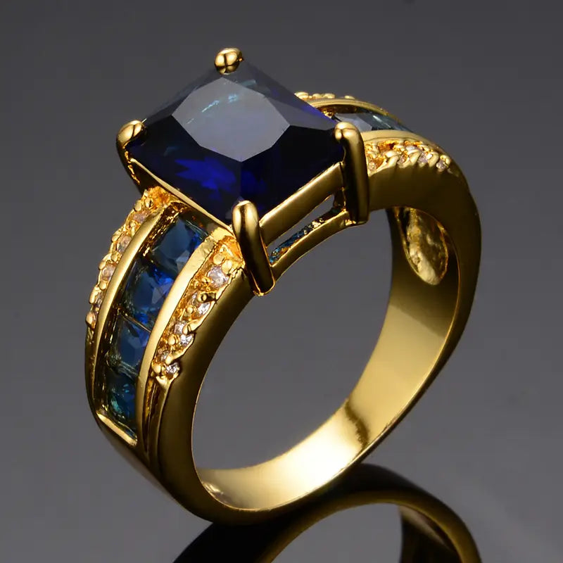 Goldener Ring mit quadratisch geschliffenem Saphir