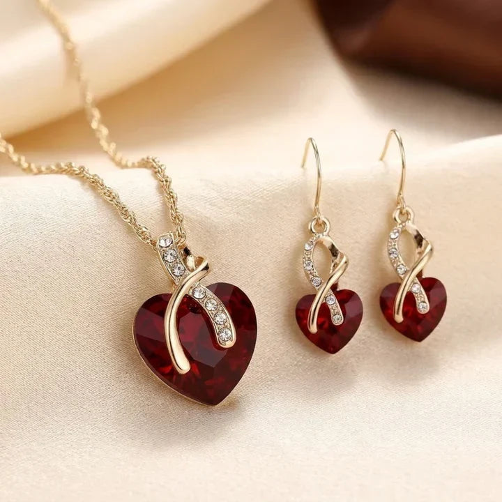 Goldenes Schmuckset mit gedrehtem Rubinherz
