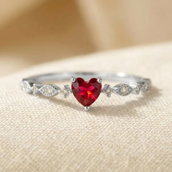 Goldener Ring mit Rubinherz