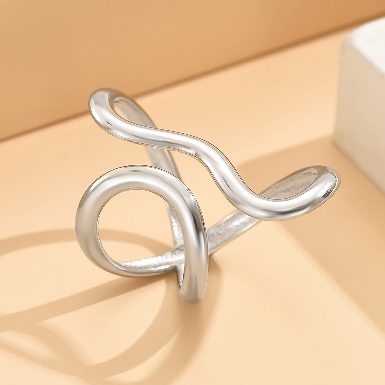 Eleganter asymmetrischer Wellenring