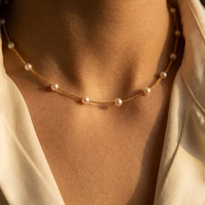 Goldene Kettenhalskette mit gleichmässig verteilten Perlen