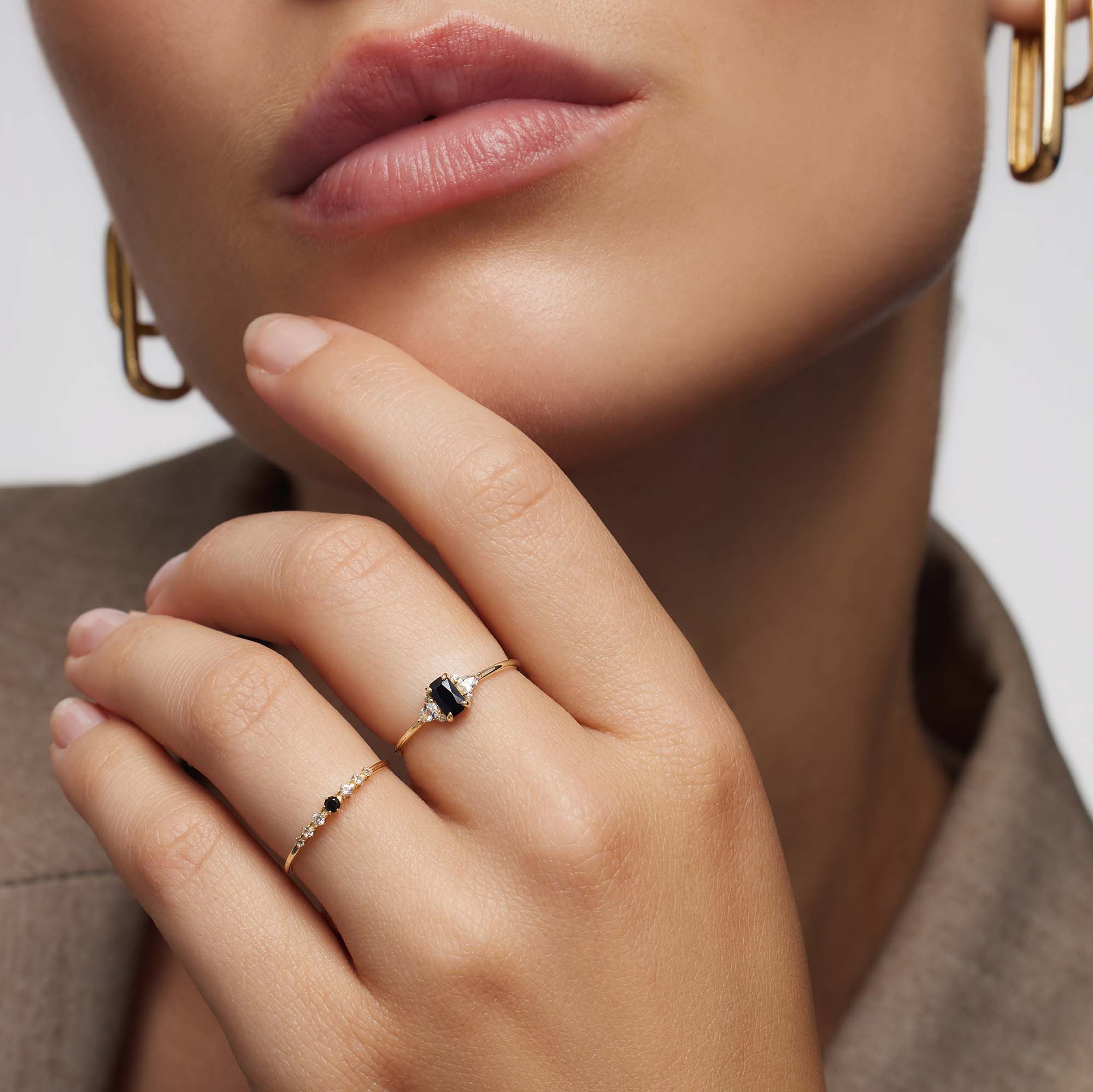Ring mit schwarzem Stein