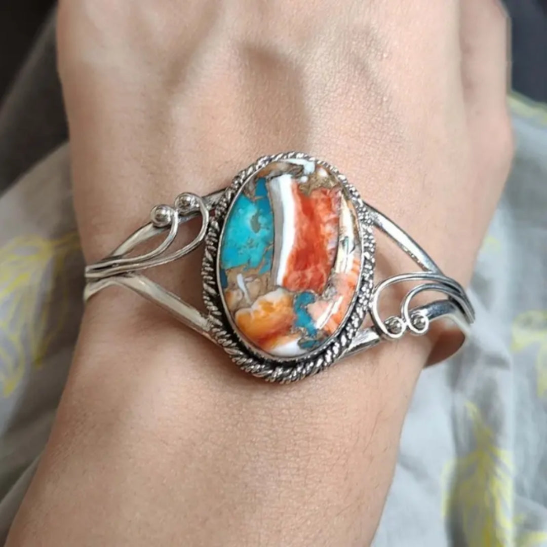 Armband mit leuchtenden, eingefassten Edelsteinen