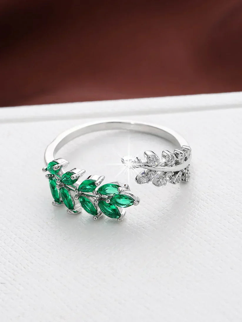 Antik inspirierter Ring mit grünem Blatt