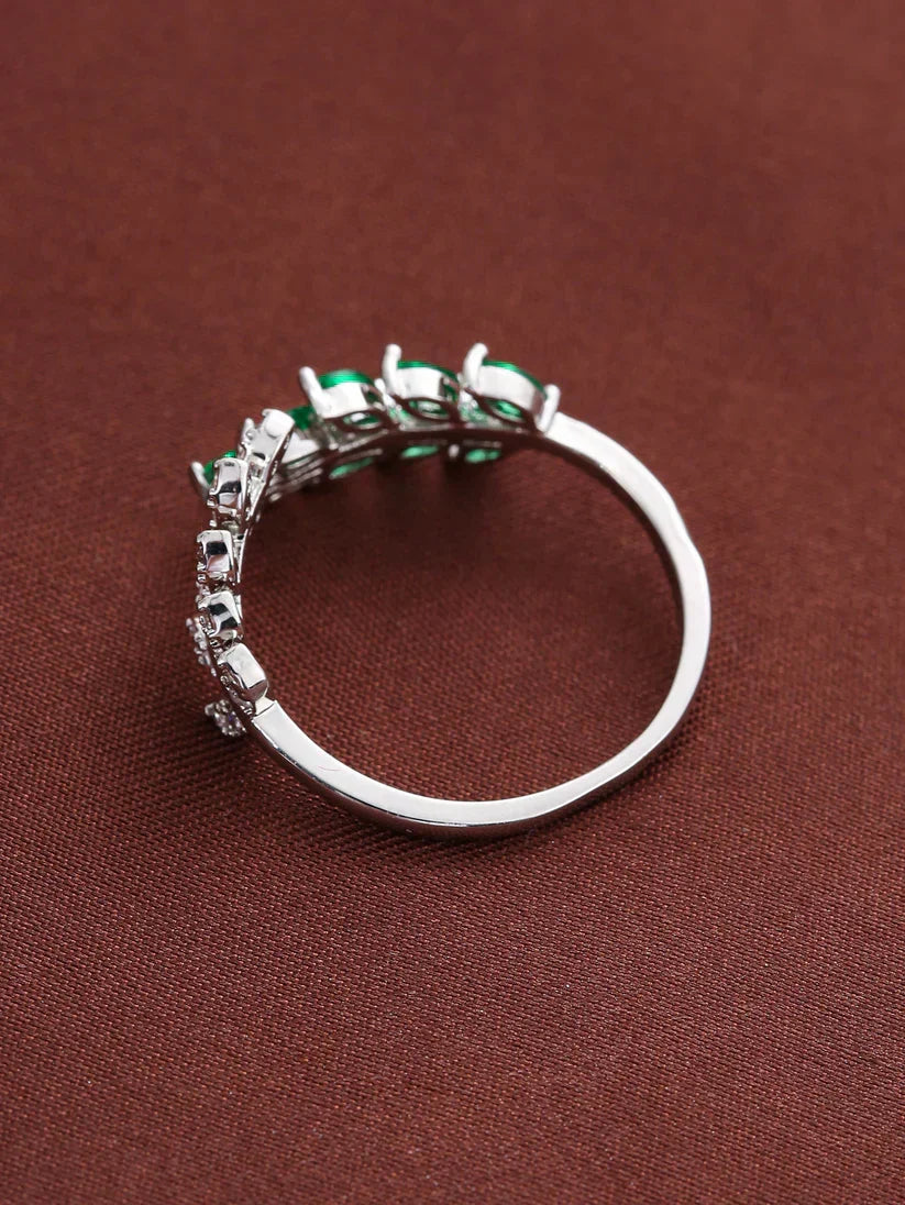 Antik inspirierter Ring mit grünem Blatt