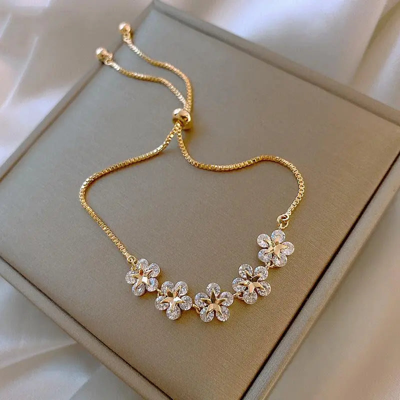 Goldenes Gänseblümchen-Armband mit Kristallen