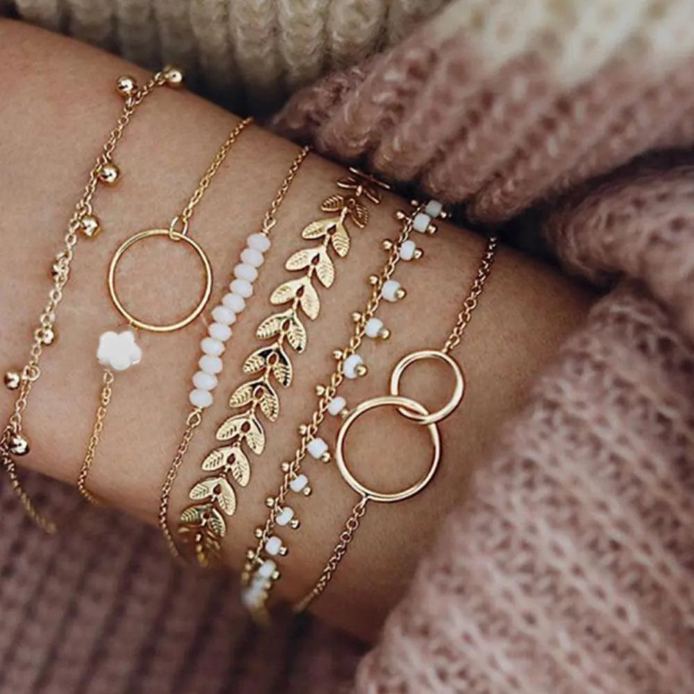 Charmantes Set aus goldenen Bohemien-Armbändern
