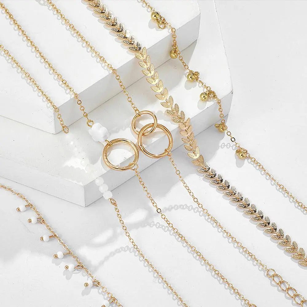 Charmantes Set aus goldenen Bohemien-Armbändern
