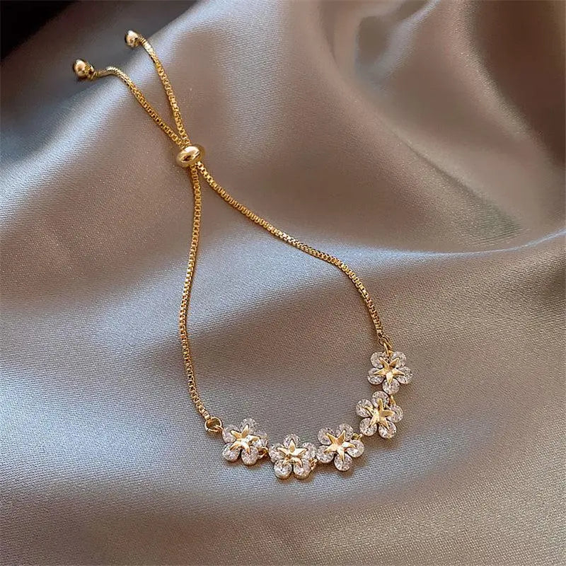 Goldenes Gänseblümchen-Armband mit Kristallen