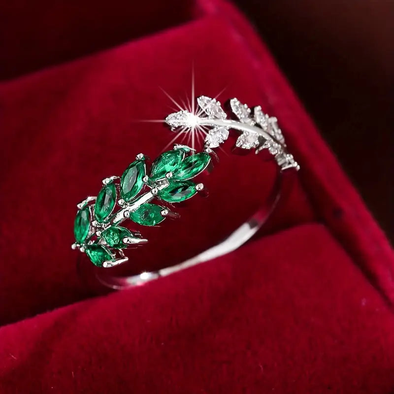 Antik inspirierter Ring mit grünem Blatt