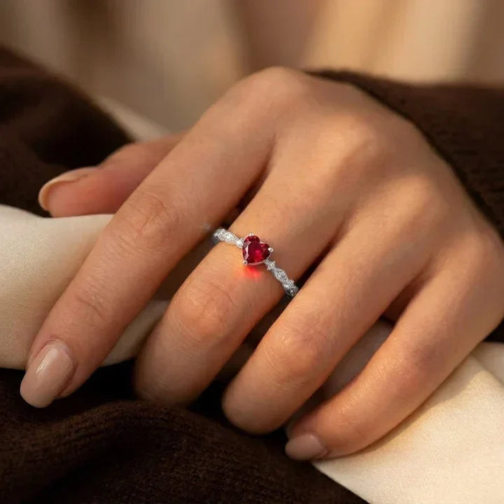 Goldener Ring mit Rubinherz