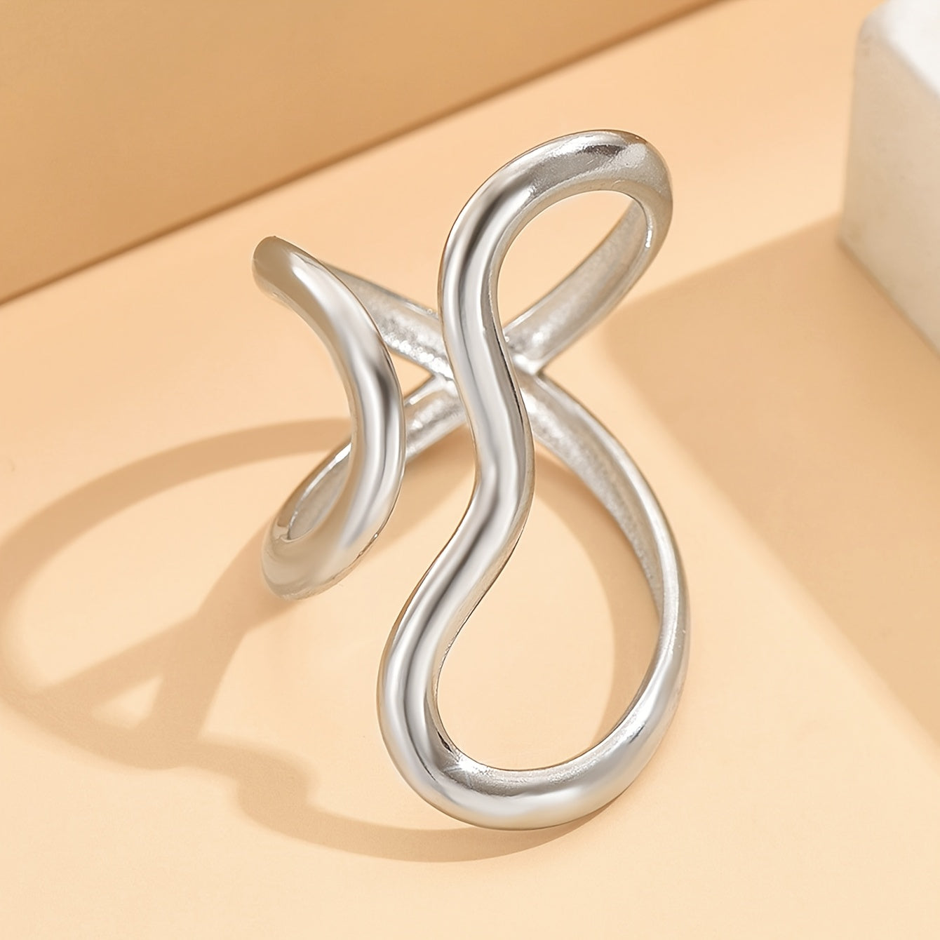 Eleganter asymmetrischer Wellenring