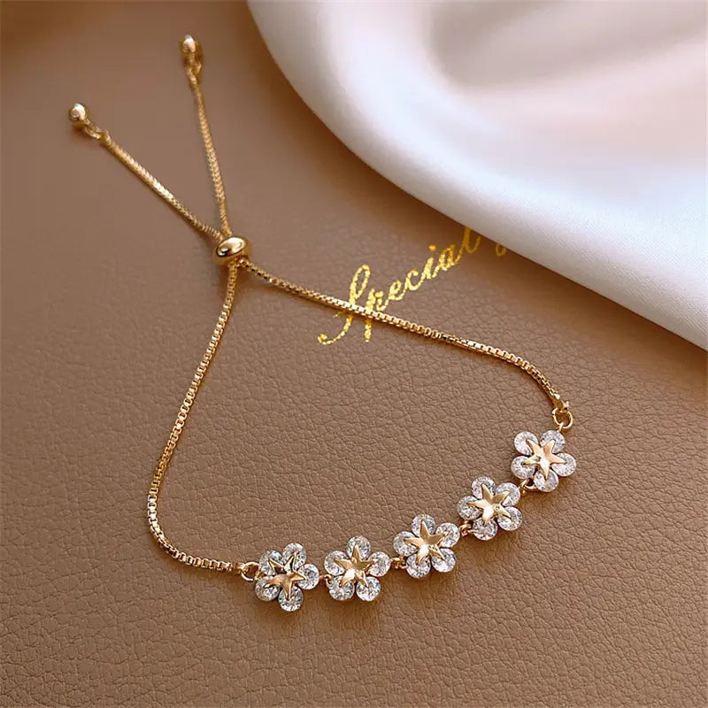 Goldenes Gänseblümchen-Armband mit Kristallen