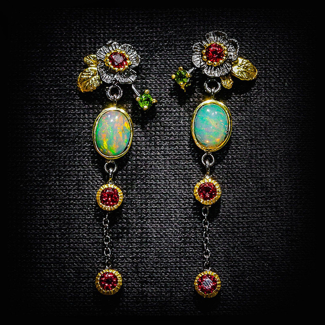 Bohemien-Ohrringe mit Opal und rotem Zirkon