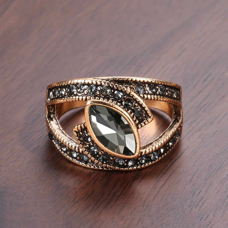 Ring mit schwarzem Kristall
