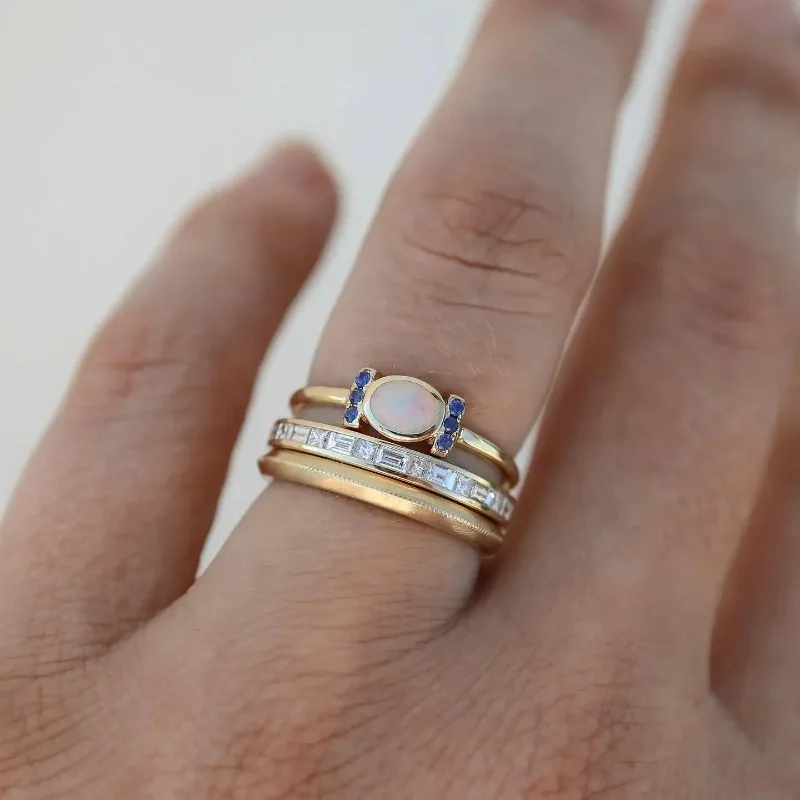 Goldenes Set aus stapelbaren Ringen mit Zargenfassung