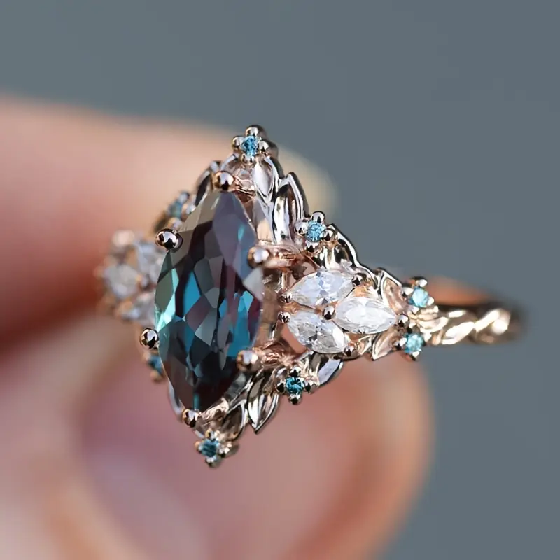 Exotischer Ring mit blauem Kristall