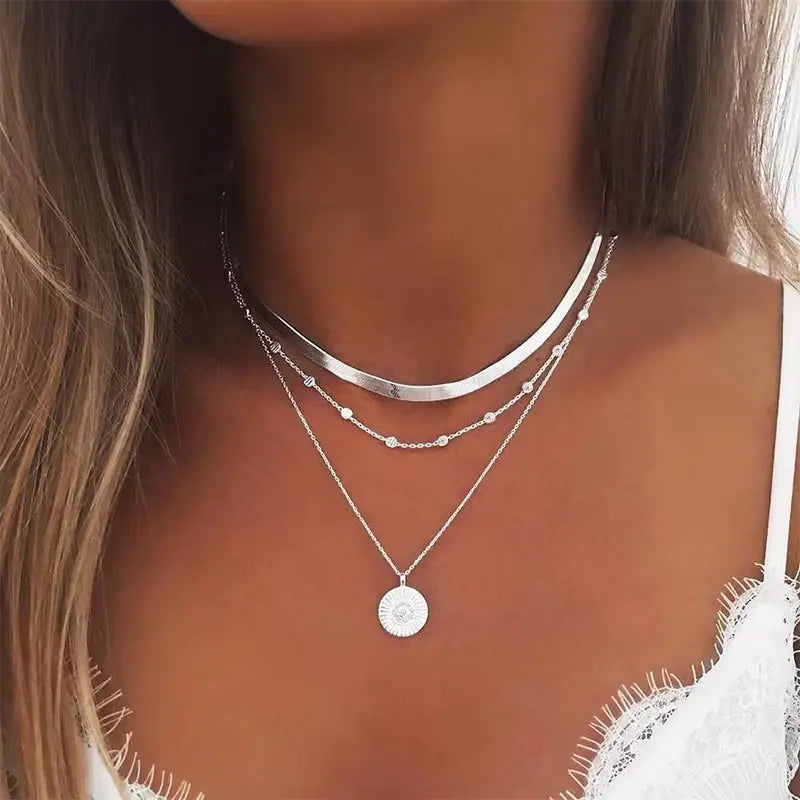 Silbernes Layering-Ketten-Set mit Choker und Anhänger