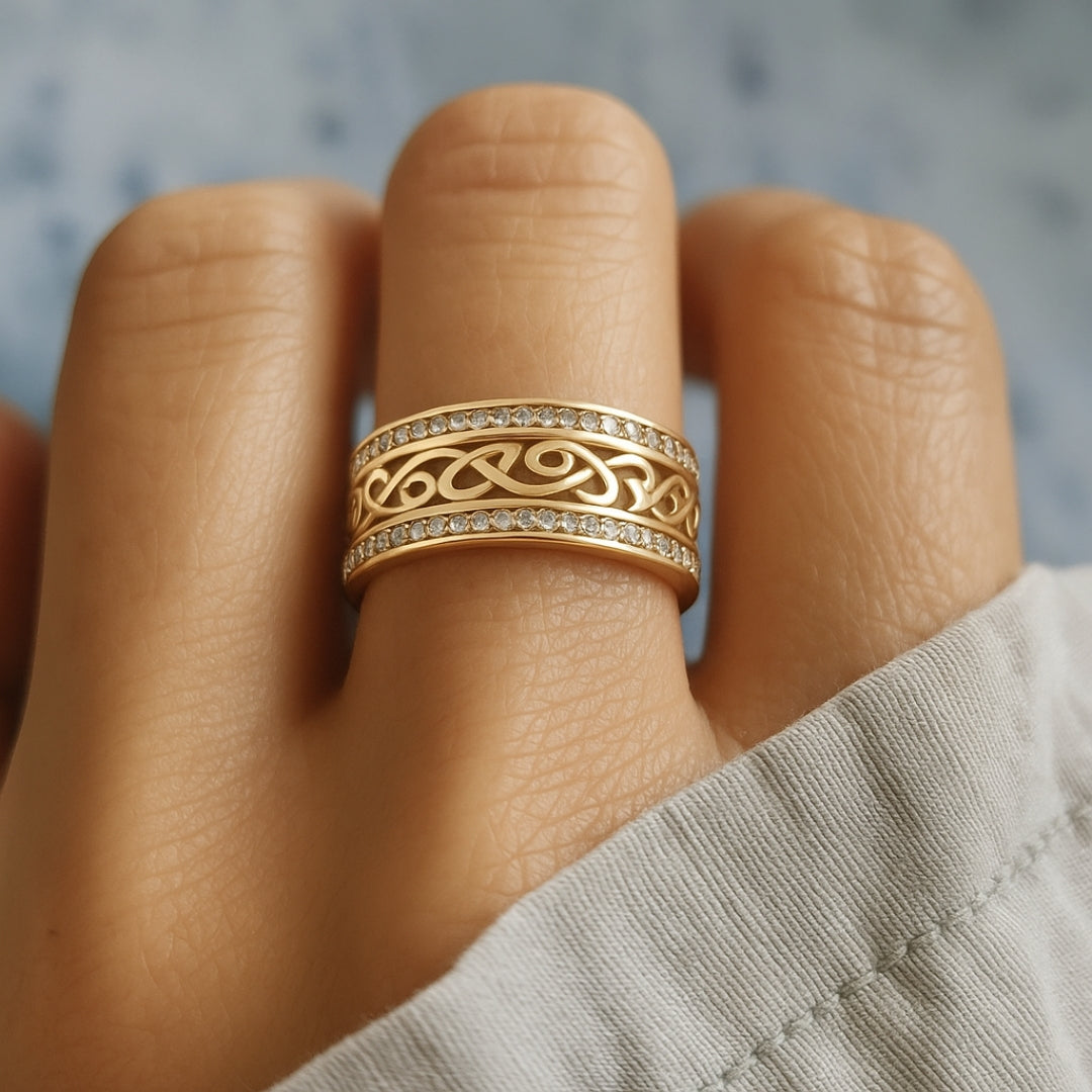Glänzender, durchbrochener Goldring